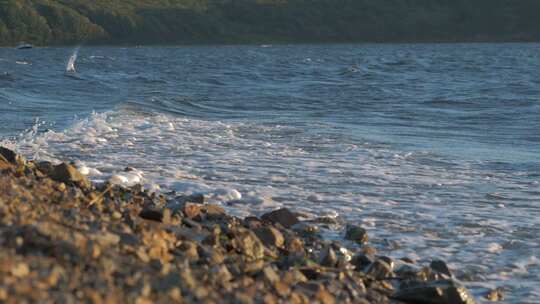 海浪拍打着海边的岩石视频素材模板下载
