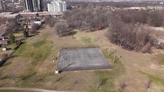 无人机拍摄公共公园的空网球场