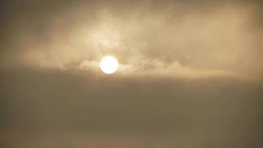 云雾中的太阳