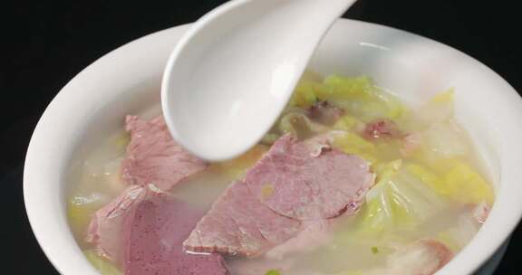 盛有牛肉白菜汤的白色碗