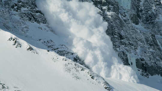 雪山雪崩