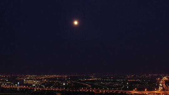 城市夜晚悬挂天空的月亮