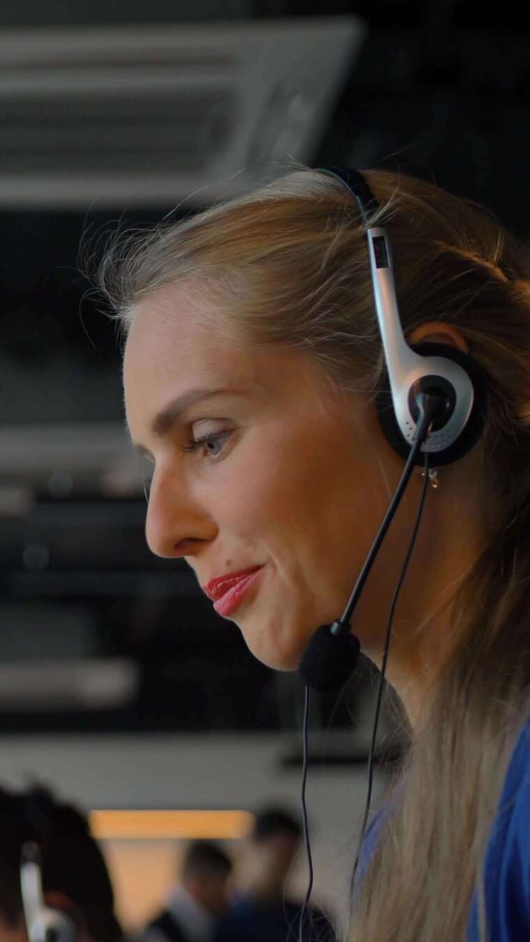 垂直友好客户呼叫中心服务顾问与客户交谈