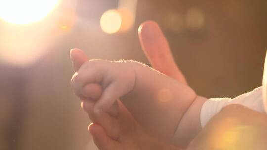 婴儿抓着爸爸的手指视频素材模板下载