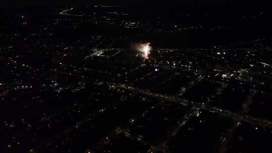 夜间城市烟火的无人机镜头