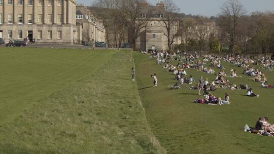草地上有大量游客的广泛拍摄