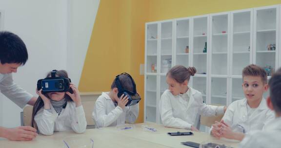 学生在教室里用虚拟现实眼镜观看