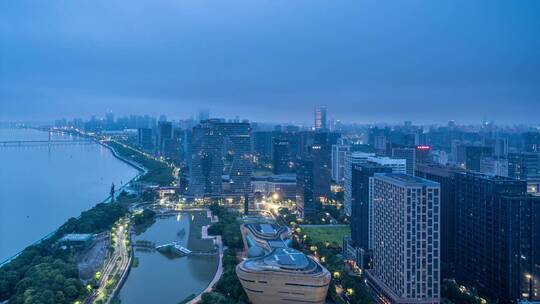 傍晚杭州滨江上空行走的云和钱塘江延时航拍
