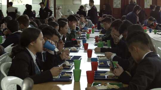 学生在自助餐厅吃饭