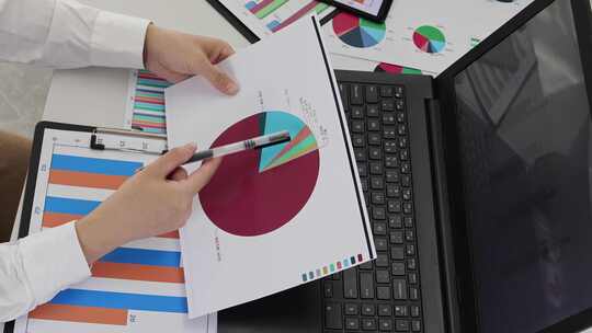 分析核对财务报表数据的白领