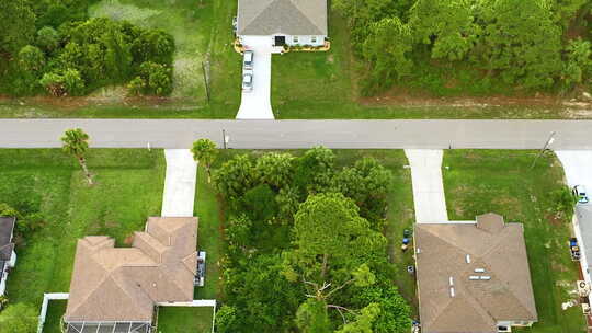 佛罗里达州绿色棕榈树之间郊区私人住宅的鸟瞰图宁静的乡村