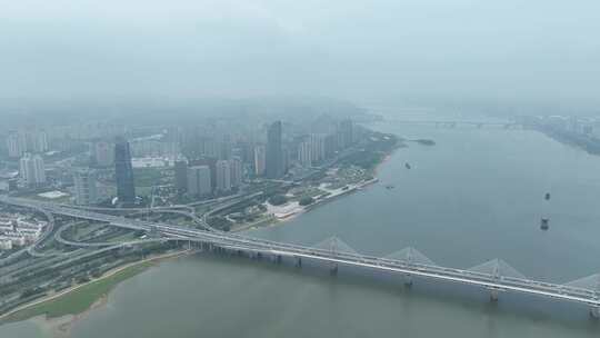 南昌朝阳大桥航拍赣江两岸阴天城市建筑风景