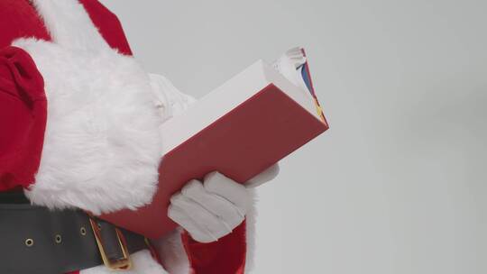 圣诞老人手握红书的特写
