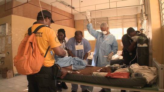 海地地震后医生在创伤中心工作