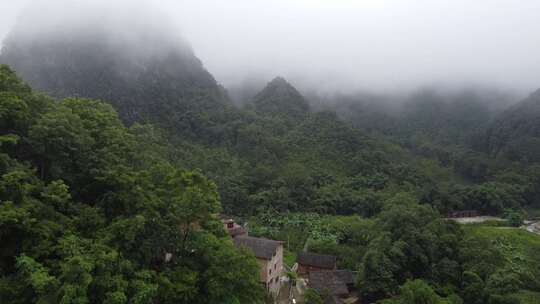 航拍贵州喀斯特地貌格凸河清晨云雾村寨景色