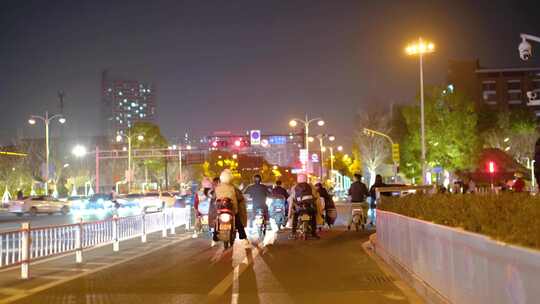 夜晚城市行人过马路汽车车辆车流人流夜晚夜