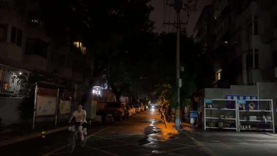 北京禄米仓胡同下雨后的夜景