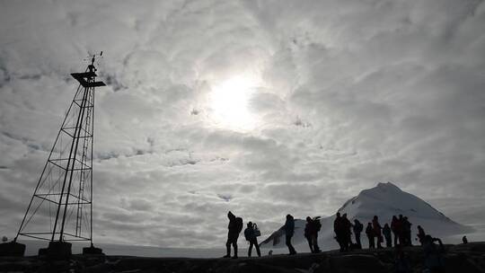 探险队抵达南极人群剪影