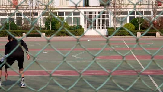 校园篮球场男生女生打篮球青春活力视频素材模板下载