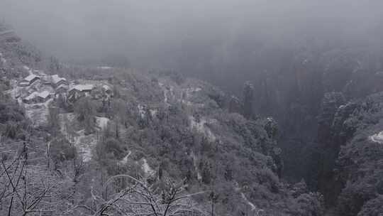 6K雾雪中的张家界山顶村庄空中田园