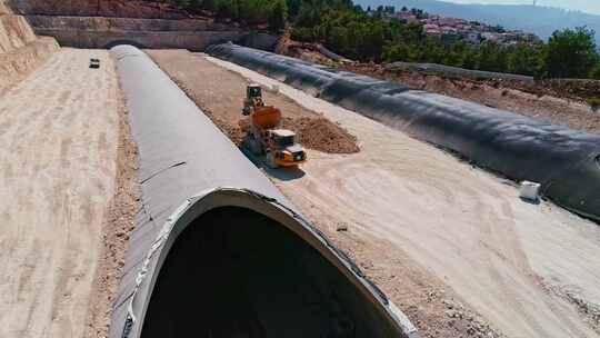 卡车在正在建设的新高速公路上倾倒泥土