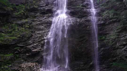 森林高山流水瀑布山水自然风景山峰岩石流水