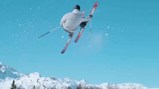男性滑雪运动员自由式跳跃翻转慢动作