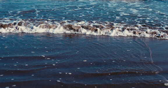 海浪冲上海岸翻起白色浪花6k实拍慢动作