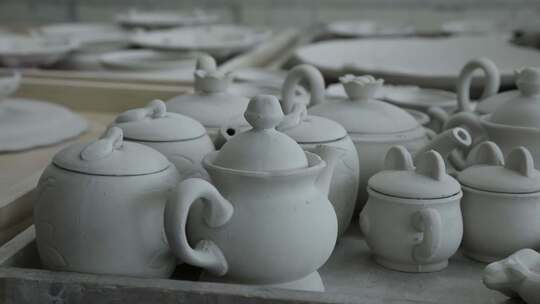 陶瓷厂的泥胚茶壶杯子