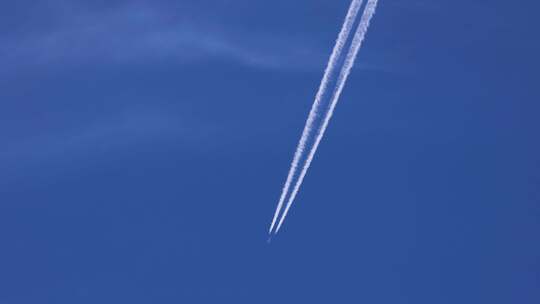 飞机划过天空尾迹云