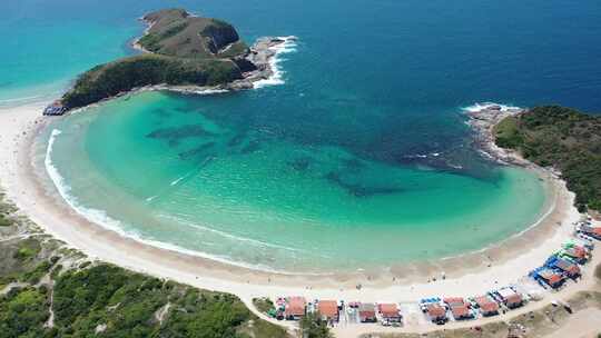 巴西里约热内卢湖区沿海城市的和平景观。