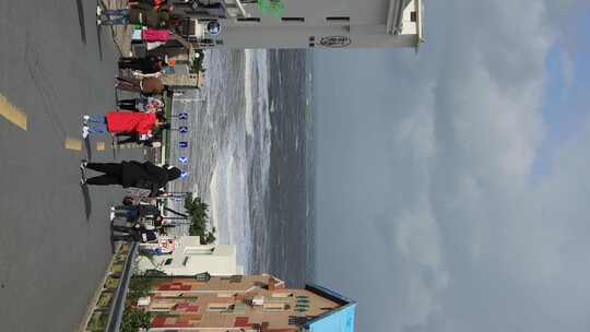 威海市国际海水浴场火炬八街海浪与打卡游客