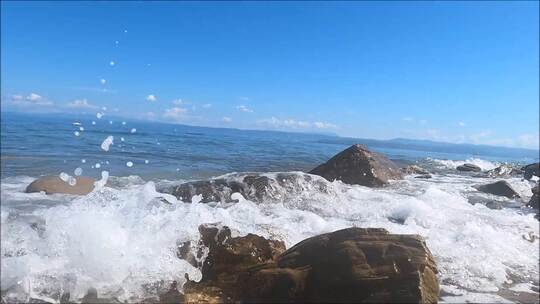 海浪冲刷海岸岩石