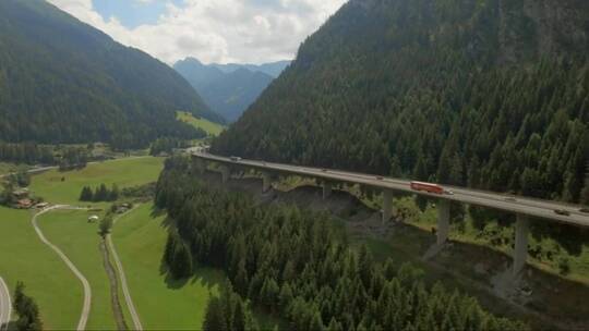 高速公路上的一座桥紧挨着山峦