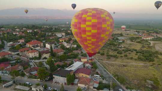 土耳其黎明时的热气球飞行