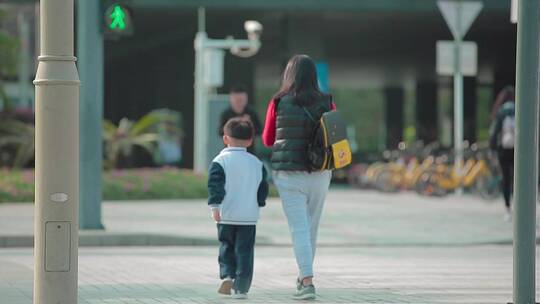 深圳街头过马路的母子深圳书城前一家三口