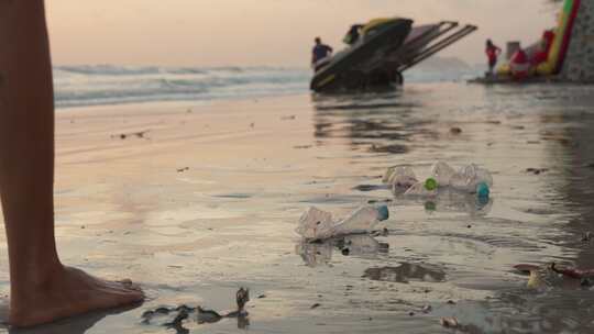 环境保护在海边捡垃圾