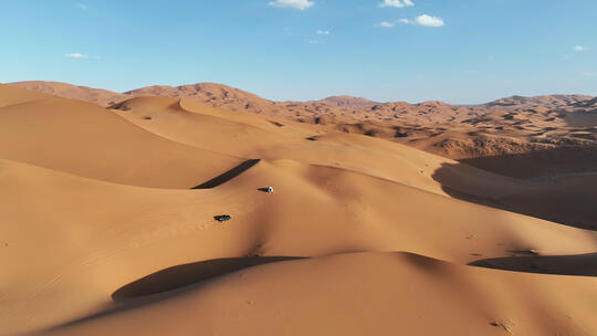 航拍自驾越野车旅游穿越内蒙古巴丹吉林沙漠视频素材模板下载