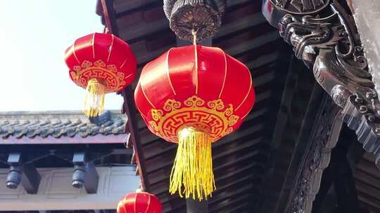 节日公园建筑屋檐挂着的红灯笼