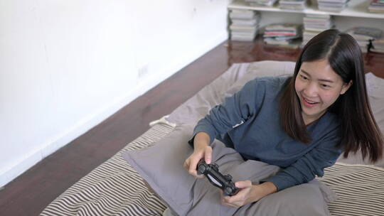 年轻女子在家玩电子游戏