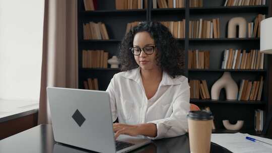 非裔美国女士研究笔记本电脑年轻女性学生学视频素材模板下载
