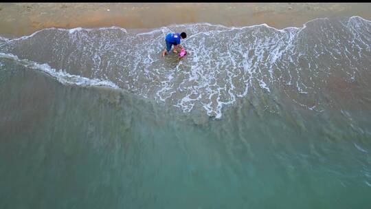 蓝天白云下的旅游胜地：三亚湾浪花拍打沙滩