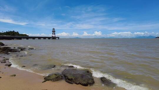 珠海海边低角度蓝天白云灯塔