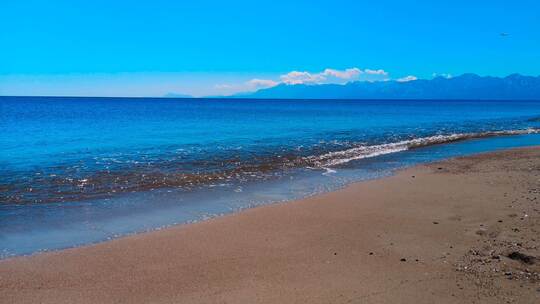 海浪冲向海岸