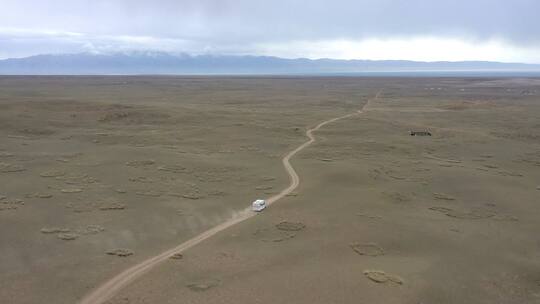 房车行驶在荒漠的无人区