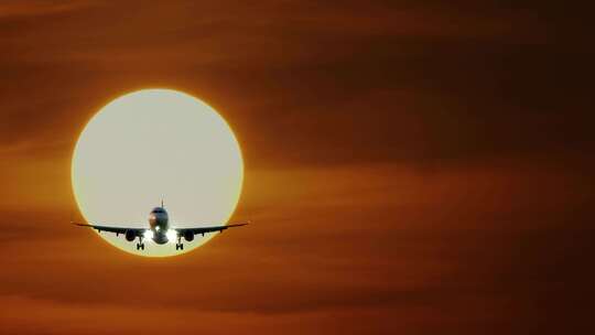 迎着太阳降落起飞的飞机航班