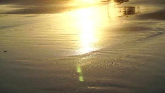 金色沙滩阳光海水潮水浪花海滩唯美海边夕阳