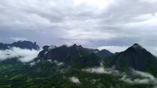 高山云雾石山雨后云雾缭绕