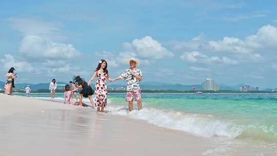 海南三亚蜈支洲岛海岸线白沙滩上大量游客