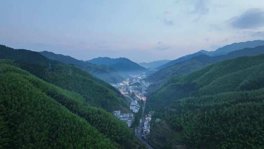 雨后的安徽黄山市黄山区汤口镇旅游景区小镇